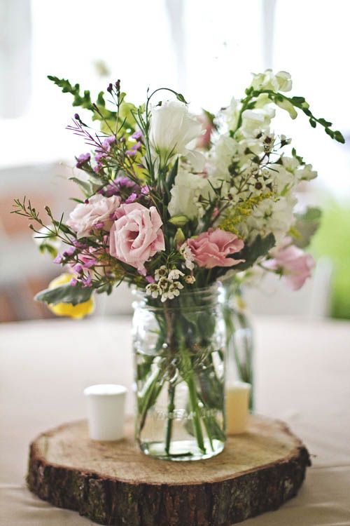 svedena cvetna dekoracija za svadbeni sto - poljsko cveće