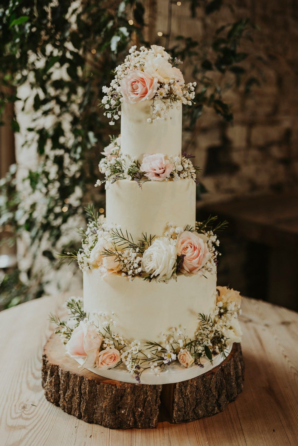 torta za vencanje sa prirodnim cvecem