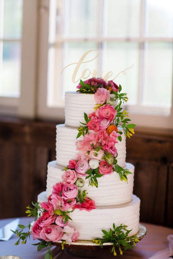 torta za vencanje sa prirodnim cvecem