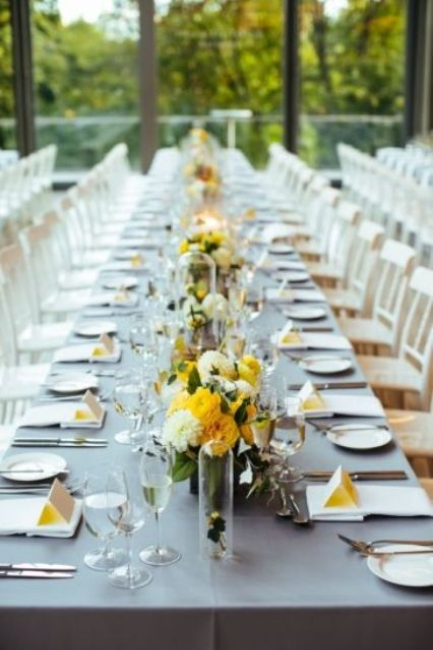 Dekorativni sivo-žuti detalji za venčanje koje se ističe