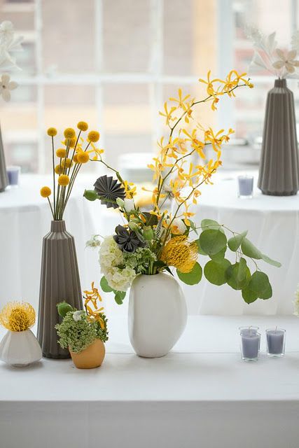 Magična kombinacija sive i žute boje za dekoraciju stolova