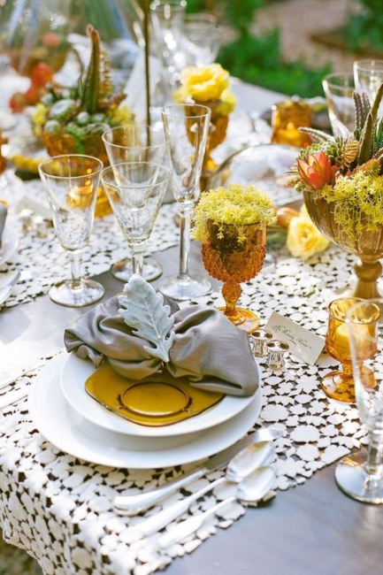 Bujni i smeli sivo-žuti detalji na sredini svadbenih stolova koji plene pažnju