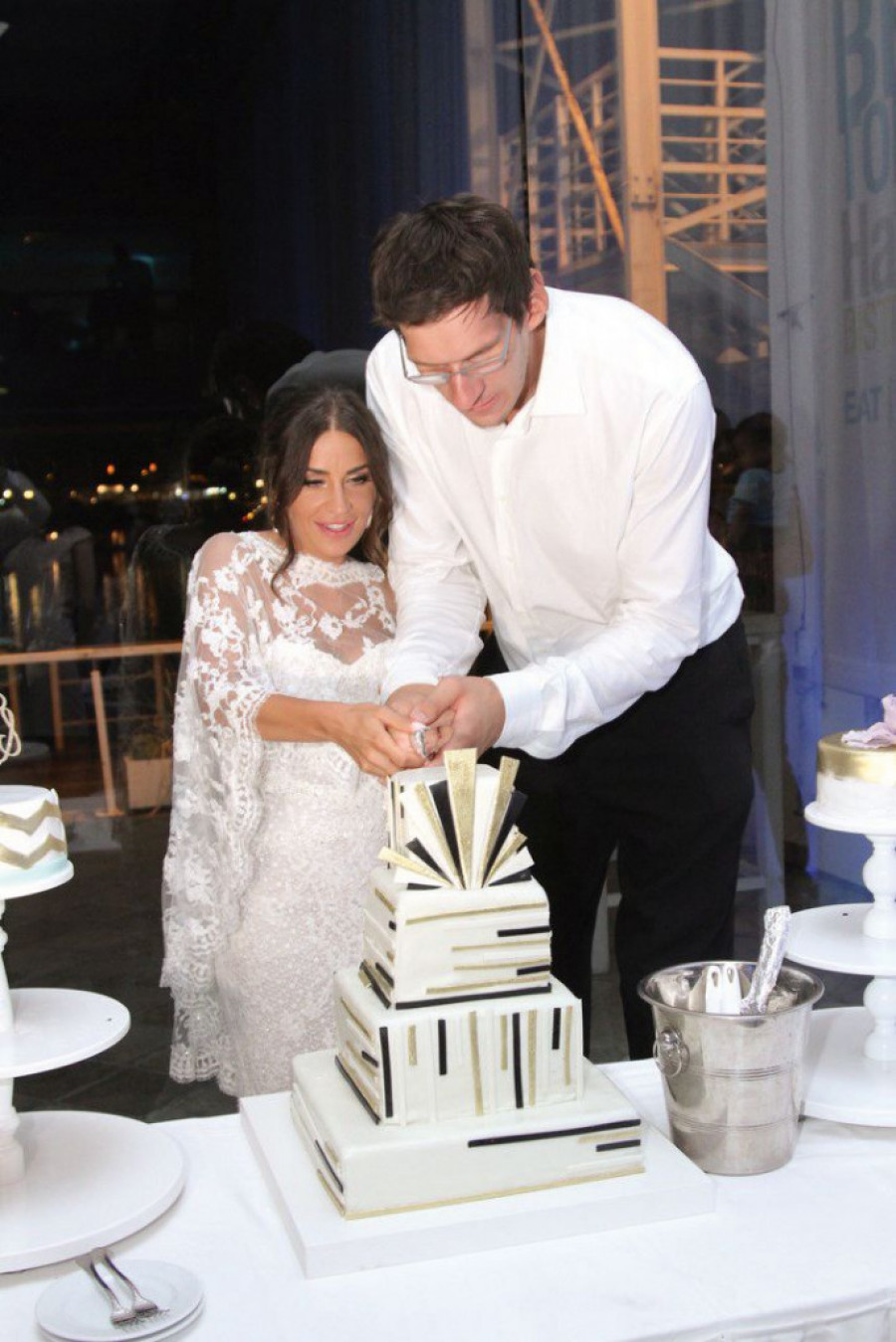 bobi-marijanovic-secenje-torte-na-svadbi