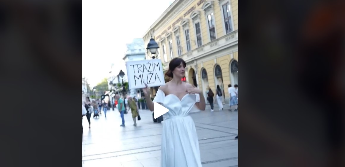 influenserka-prosetala-gradom-sa-natpisom-trazim-muza.jpg