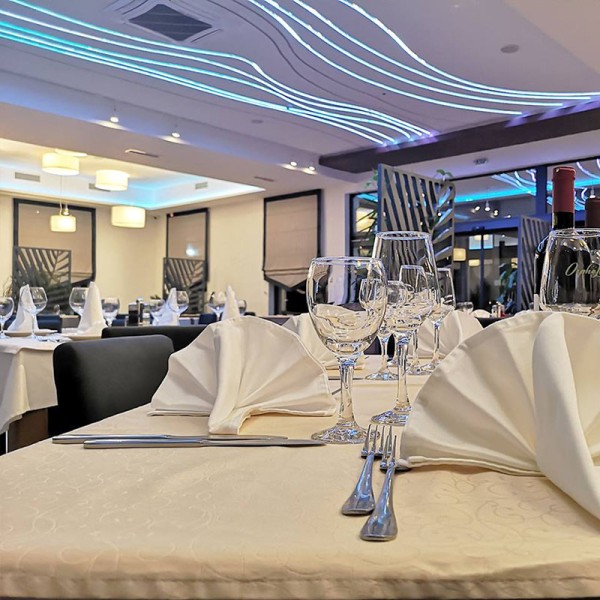 CRYSTAL HOTEL & EVENT CENTER Mala Banket Sala