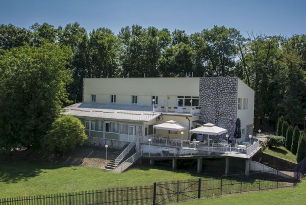 Restoran sa smeštajem Lovac