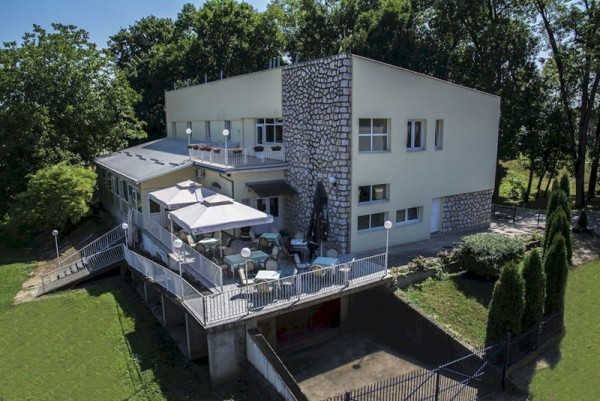 Restoran sa smeštajem Lovac