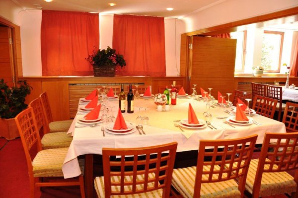 Hotel Tadž S